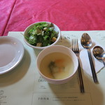 ロビンソン - パスタランチ(1000円　税込)　まずスープとサラダ
