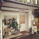 KURUMI - 小さくて可愛らしいお店です。1Fがショップ、2Fがカフェになってます。