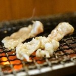 野毛ホルモンセンター - 2015.7 ペラペラ焼（豚シロ）を炭火で焼きます