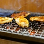 野毛ホルモンセンター - 2015.7 鶏セセリ、豚トントロ、豚タンなどを炭火で焼きます