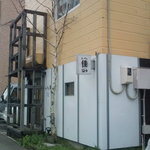 らーめん佳 - 【2010年09月】36号を背にして店舗を撮影。