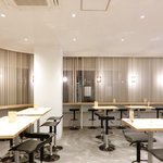 Izuno Ryoushi Baru Otameshiya - 店内のテーブル席の風景です