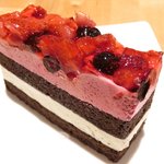 Izuno Ryoushi Baru Otameshiya - 苺とブルーベリーのケーキ 300円