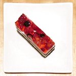 伊豆の漁師バル おためし屋 - 苺とブルーベリーのケーキ 300円