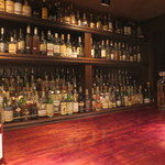 バー・バーンズ - たくさん並んだ酒瓶