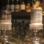 バー・バーンズ - 瓶の口をテープで巻いてます