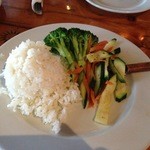 LULU'S WAIKIKI - ステーキに付くライスとサラダ