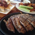 LULU'S WAIKIKI - 手前はリブアイステーキ、奥はクラシック・ホット・ウィングス(ハーフ)