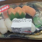 ディオ - サーモンといかのにぎり寿司８貫 <税抜>230円(2015.07.26)