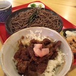 田舎庵 - 今日の定食¥800税込み( ´ ▽ ` )ﾉミニ牛すじ丼つき
            
            うどん、蕎麦が選べてザルでもいいらしいので、ざるそばにして貰った♪
            