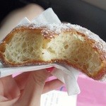 Leonard's Bakery - モチモチエアリーな生地(シュガー)