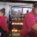 Maui Mike's - レジ後ろでフリフリチキンが焼かれています