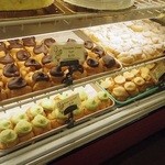 Liliha Bakery - 人気のココパフがズラリ