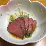 鳥勝牛肉店 - 前菜の牛のタタキ