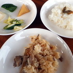 大地のテラス - お漬物と鶏飯、右はおぼろづき