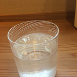 隆兵そば - お冷も井戸水でうすはりグラス。