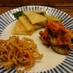 塩梅 - お新香盛りを取り分ける