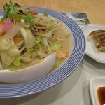 リンガーハット - 野菜たっぷりちゃんぽん＋餃子３個