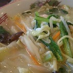王家菜館 - 海鮮野菜湯麵・770円　大盛り100円