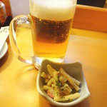 Sushi Izakaya Yataizushi - 生ビールとお通しのマカロニサラダ