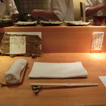 Shin Yuki - ４～５人の板さんが立ち働いている厨房が目の前。