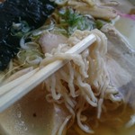 元祖十文字中華そば マルタマ - 細縮れ麺です