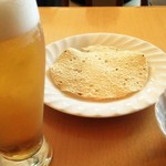 キッチンキング - ランチのグラスビール、パパド（サービス）、セットのサラダ