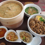 中国茶房 茶趣茶楽 - 魯肉飯セット