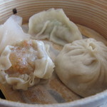 中国茶房 茶趣茶楽 - 『肉野菜・海老・蟹餃子』小籠包　