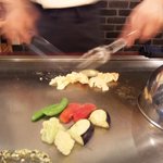 目の前で焼いて切ってくれます。