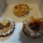 オテル・ドゥ・スズキ - 焼き立てりんごのパイ、焼きイチジクタルトレット、焼き立て生アンズのパイ