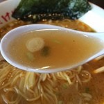 Takeya - スープは特徴もなく昔ながらの鶏ガラメインの魚介少々（友人の味見してるので、下は味噌です）