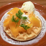 cafe add+ress - マンゴー＆オレンジのワッフル ココナッツ・チアシードソースとバニラアイスクリーム添え