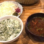 かつ吉 野庵 - 定食のご飯（しそ）と赤みそのお味噌汁