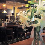 新宿 スカラ座 - テーブルにはいつもカサブランカ。