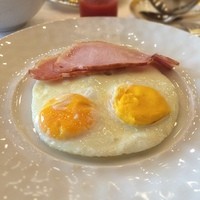 ザ・フジヤ - ハムと、初めて目玉焼きにしてみた。ら
                白身を固くカリカリにしてほしかったのにうまく伝わってなかったようで黄身が固くなって出てきた。