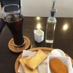 キャットベース - モーニングセット。ドリンクを頼むと付いてきます。トーストは、10枚切りの厚さ。
