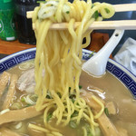 好楽 - 出前時代の名残から伸び難い
      縮れやや太麺