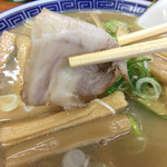 好楽 - チャーシューは注文の度に塊を店主が
      スライスします