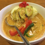 こねぎ屋食堂 - 夏野菜たっぷりのレッドカレー、なぜか福神漬けが乗ってます^^;