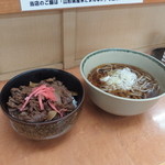 立ちそば処 鷹 米沢 - こちらは通常サイズ。牛丼ミニ　注文を受けてから牛肉を火にかけます。しっかりと食べ応えのある肉がいいです。