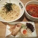 Champonsemmontenheiwashokudoubaigarufu - 赤のつけ麺（激辛タンタン）全部のせ　麺大玉