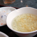 食神 餃子王 - 定食のスープ