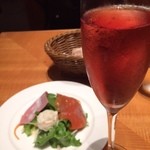 メゾン・バルサック - ロゼスパークリングとランチサラダ