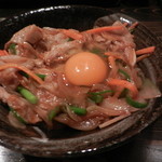 山月 - スタミナ丼に生卵投入♪