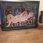 マハロン - テーブル席が３つと壁に向かって座るタイプのカウンターがあり、私たちはカウンターに座りました。そこに置いてあった絵画です