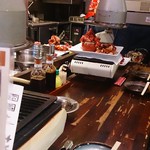 サムギョプサルと焼肉寅゛ちゃん - カウンターとオープンキッチン