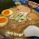 らーめんてつや - 醤油ラーメン煮卵入り