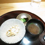 豪龍久保 - 食事　鱧唐揚げの土鍋炊き込みご飯　赤出汁　香物