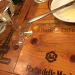 ピッツェリア パーレンテッシ - 偶然の撮り損ね。面白いテーブル。